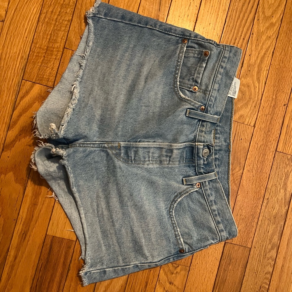 Womens Levi Shorts size 28